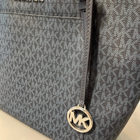 Michael Kors purse Model Ciara Admiral with silver zip NWT - Picture 2 of 8